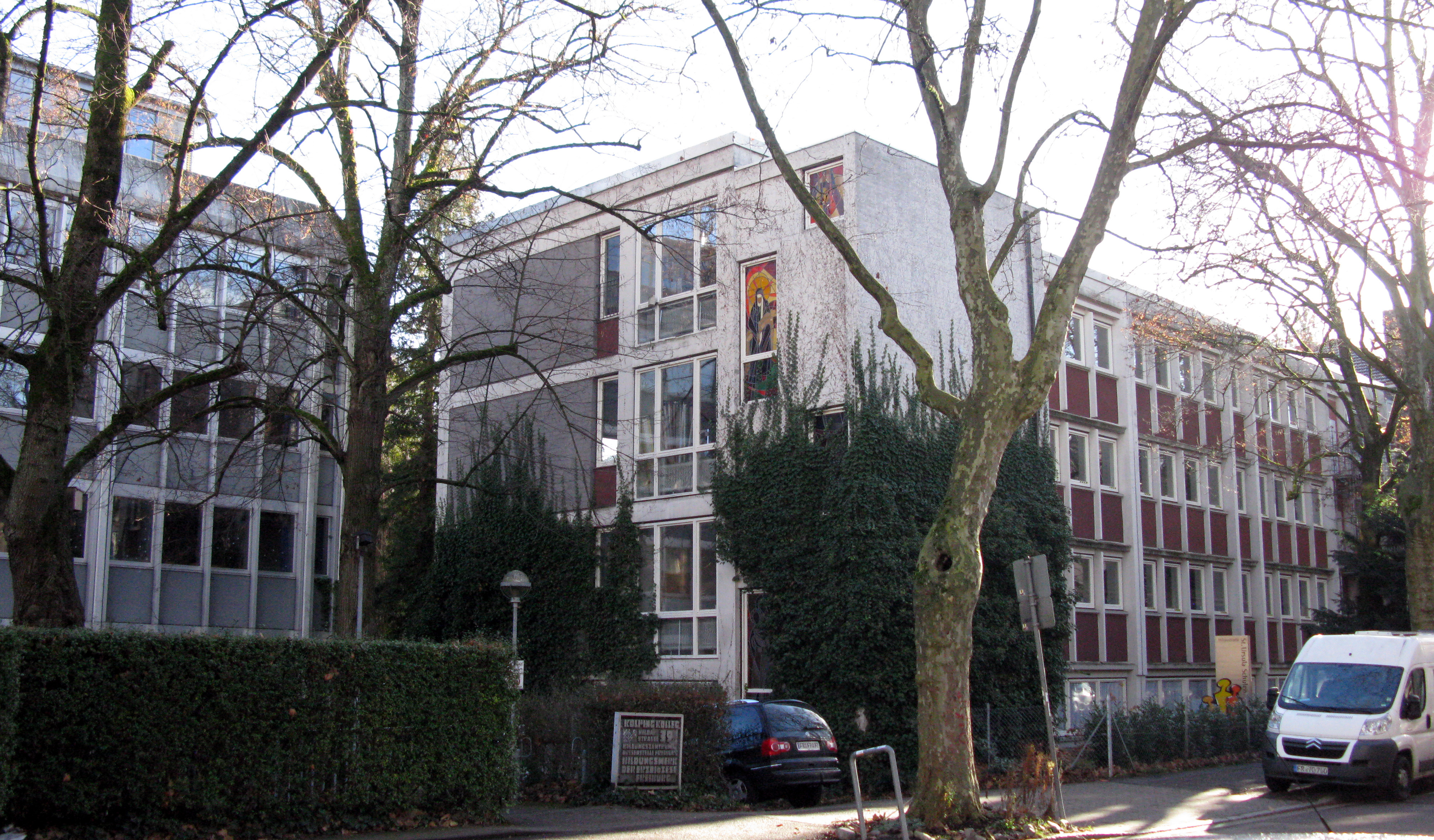 Kolping-Kolleg Freiburg (links), St. Ursula Schulen Hildastraße (rechts)