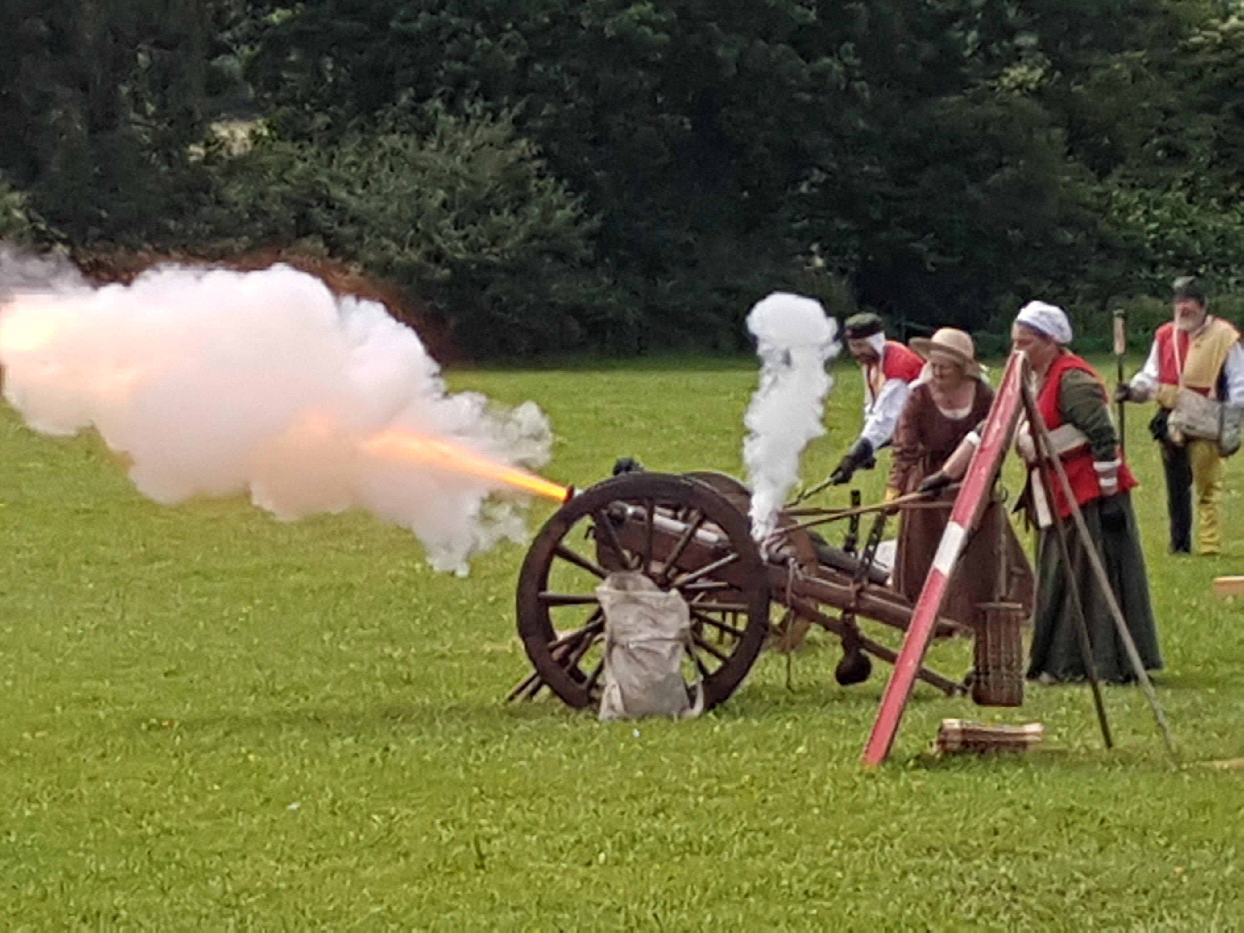 File:Medieval Cannon being fired (41998964344).jpg - Wikimedia Commons