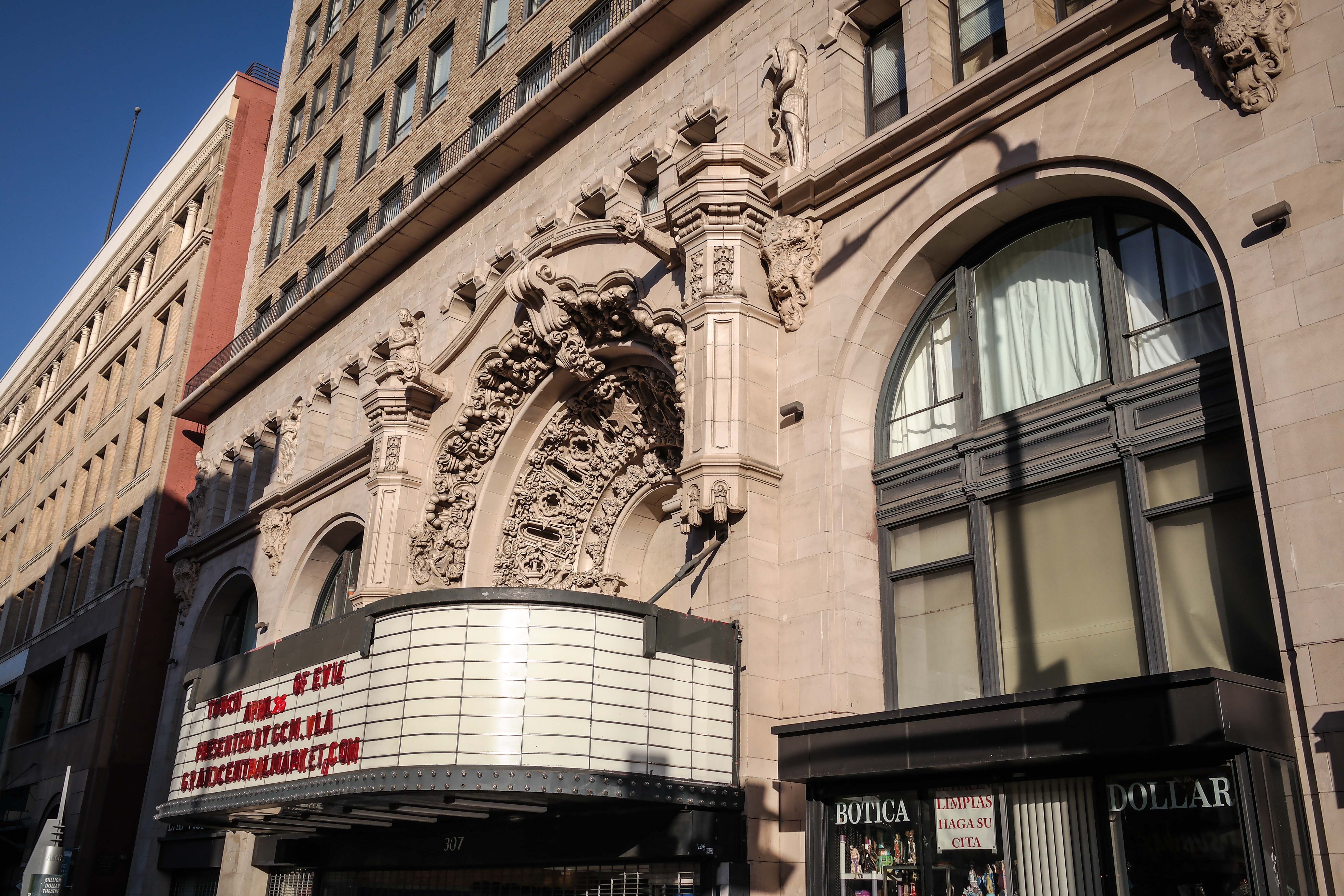 Здание Loews State Theater's building.