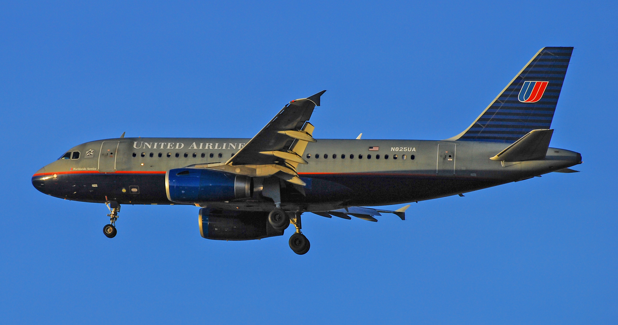 File:N825UA United Airlines 1999 Airbus A319-131 - cn 980 