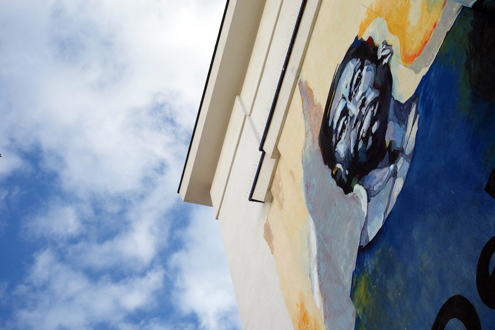 Une image de la série les Hommes debout. Cette peinture murale pérenne de 26 m d'hauteur a été créée en 2019 à Bruxelles