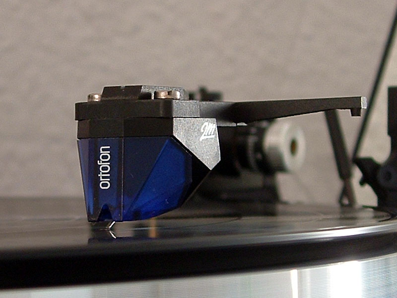 File:Ortofon 2M blue on a Thorens TD190 (4164170024).jpg - Wikipedia