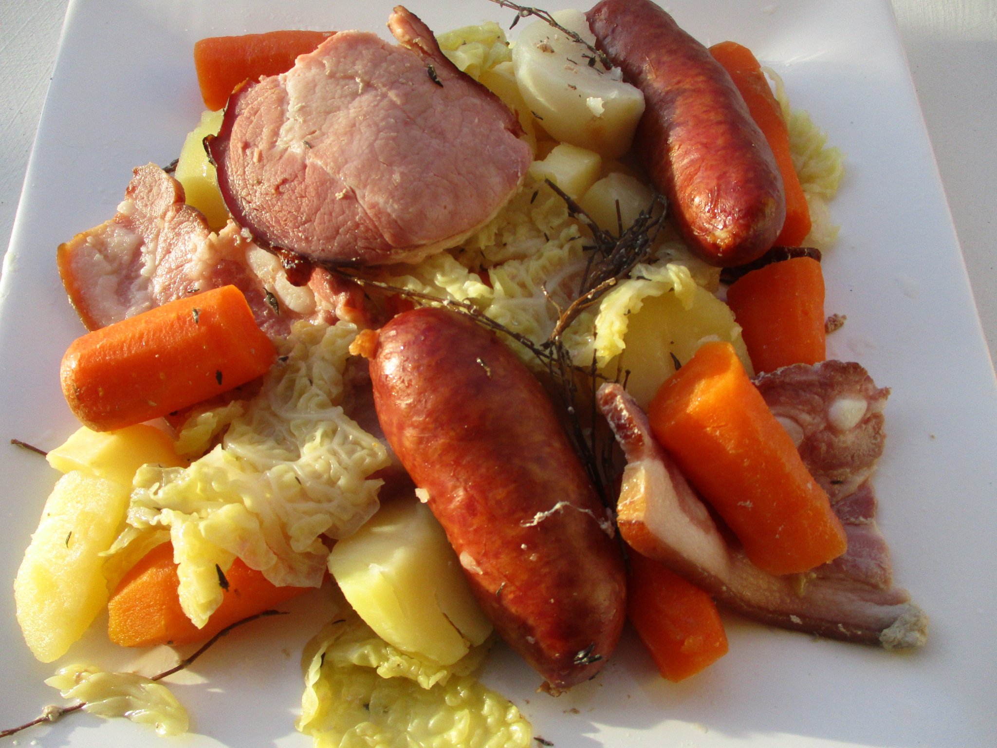 Soupe au chou, carottes, pommes de terre et poitrine fumée - De la