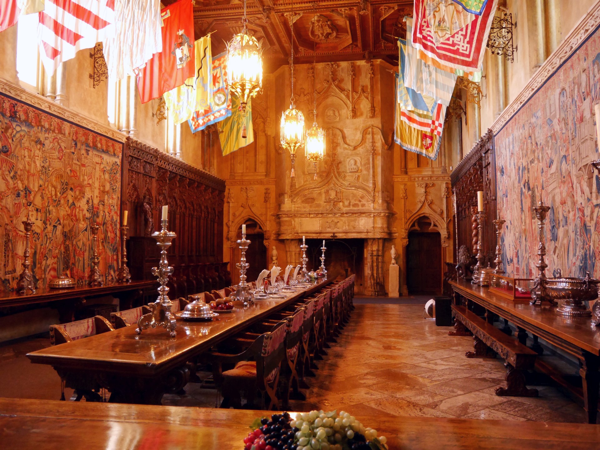 File:Refectory with whole table and Fireplace.jpg - Wikimedia Commons