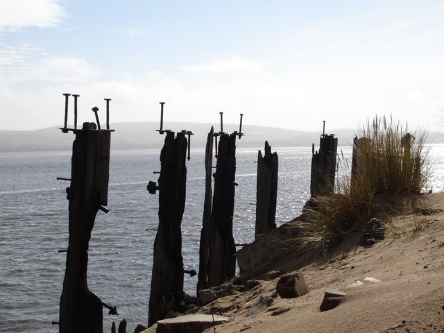 File:Remains of Pier at Salterhouse Pool - geograph.org.uk - 285807.jpg