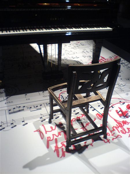 File:Sedia di Glenn Gould, Salon du Meuble, Parigi 2007 - 2.jpg