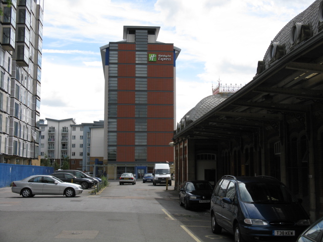 File Slough Holiday Inn Express geograph 1967849.jpg