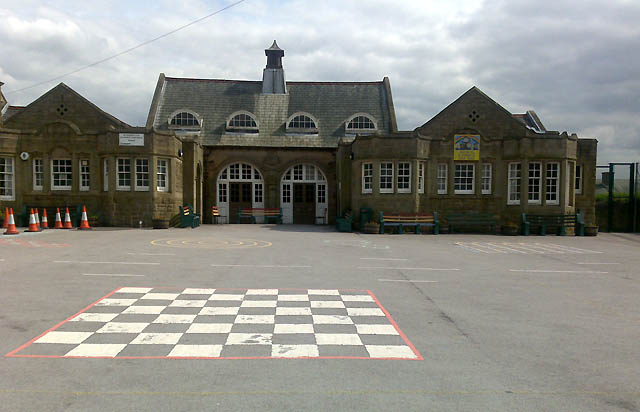 File:St Andrew's Junior School - geograph.org.uk - 1451909.jpg