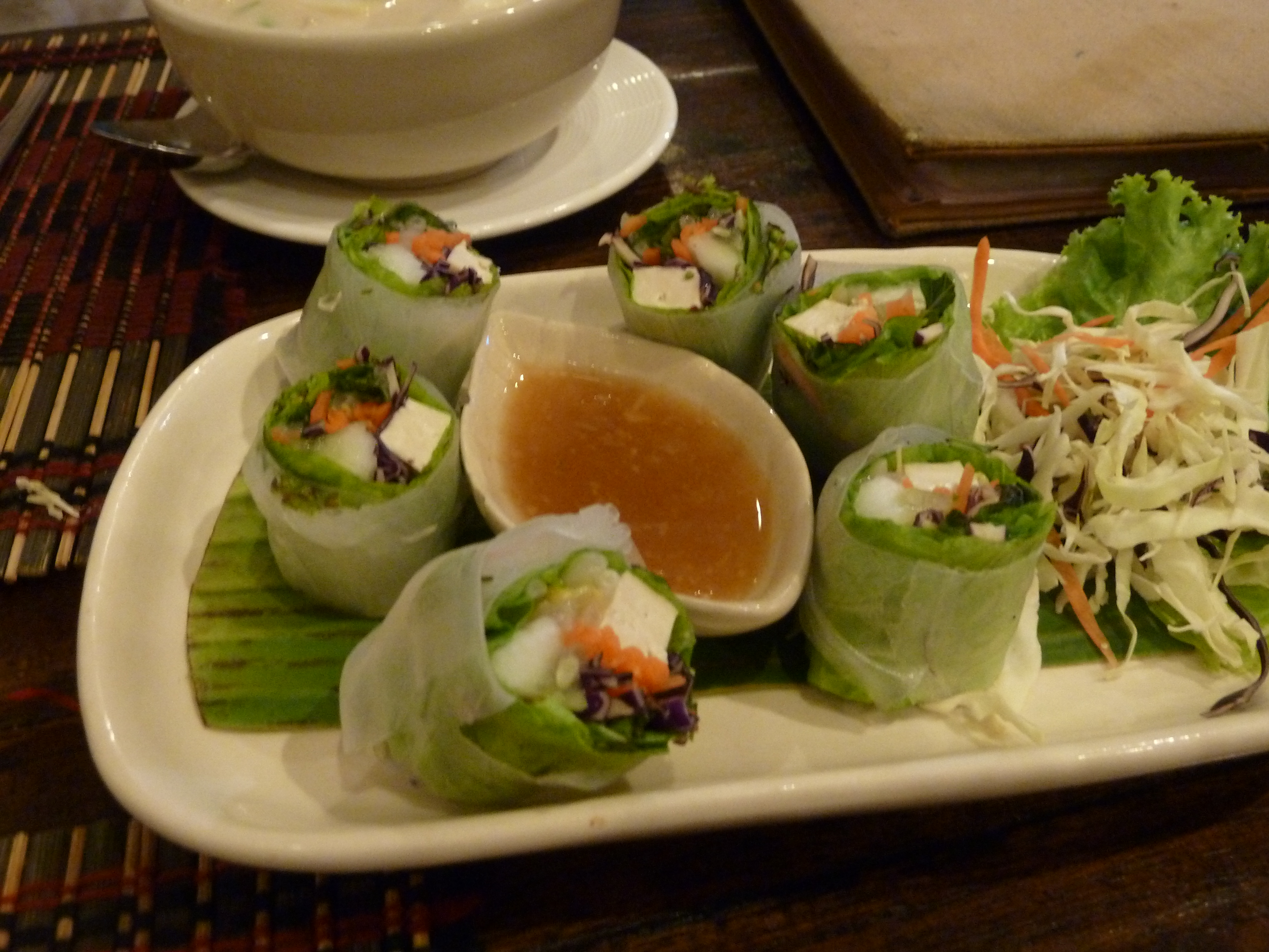 Тайское кафе. Таиланд ресторан. Spring Rolls. Дизайн в стиле гибрида индийско тайской закусочной.