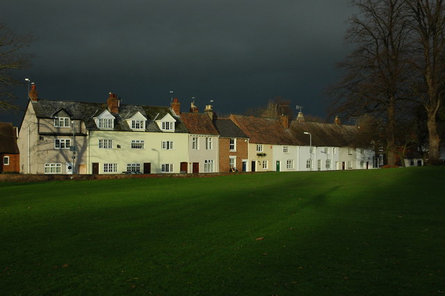 File:Terrace of cottages, Pershore - geograph.org.uk - 1062364.jpg