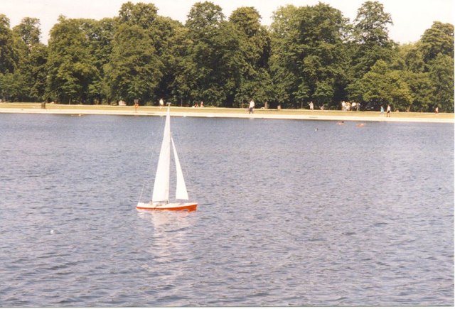 Bateau sur le plan d'eau de Kensington gardens à Londres - Photo de Sarah Charlesworth