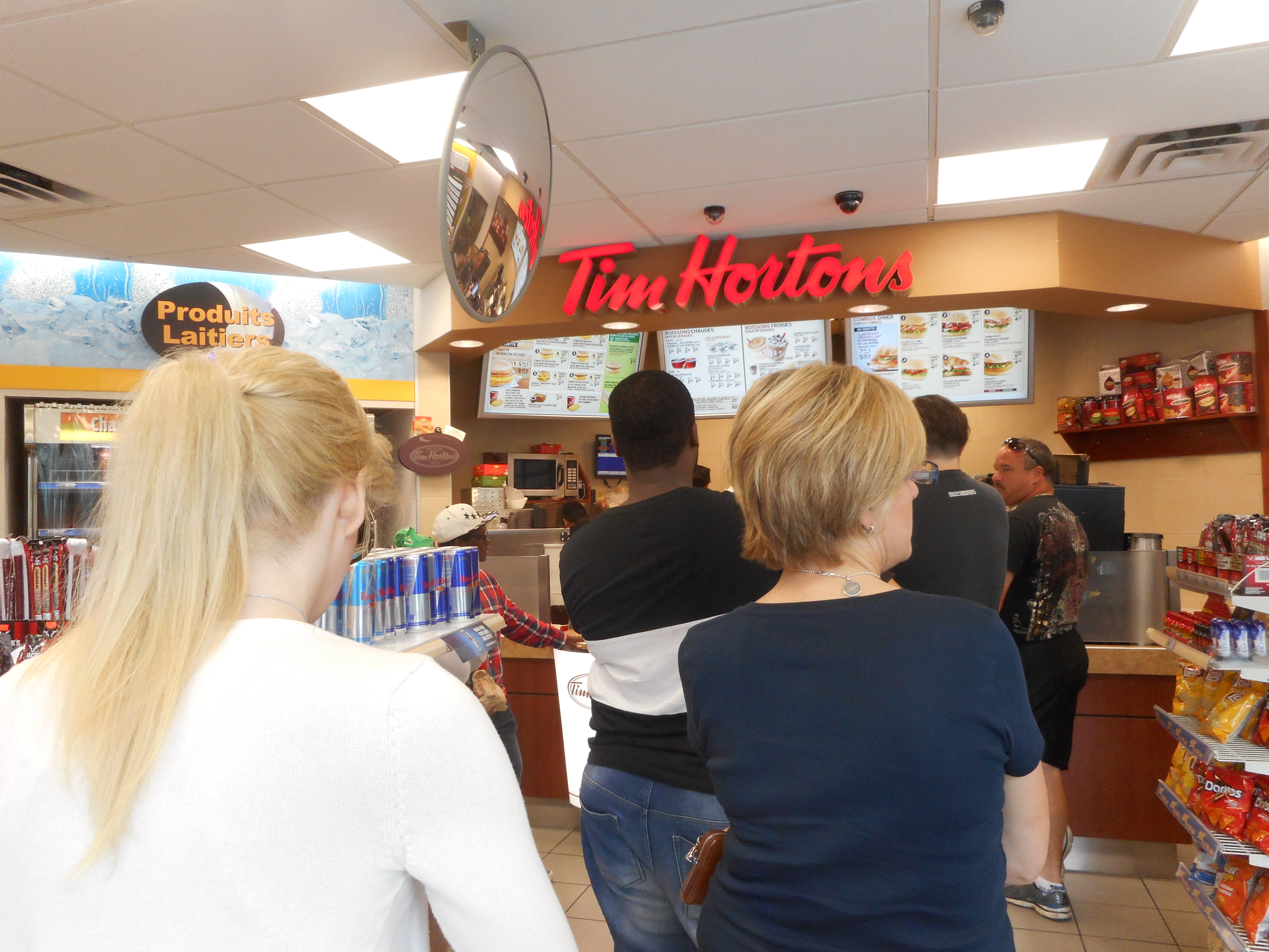 File:Tim Hortons, 700 avenue Atwater, Montreal.jpg - Wikimedia Commons