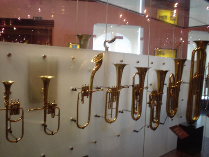 File:Tuba Family, Musical Instrument Museum, Brussels.jpg