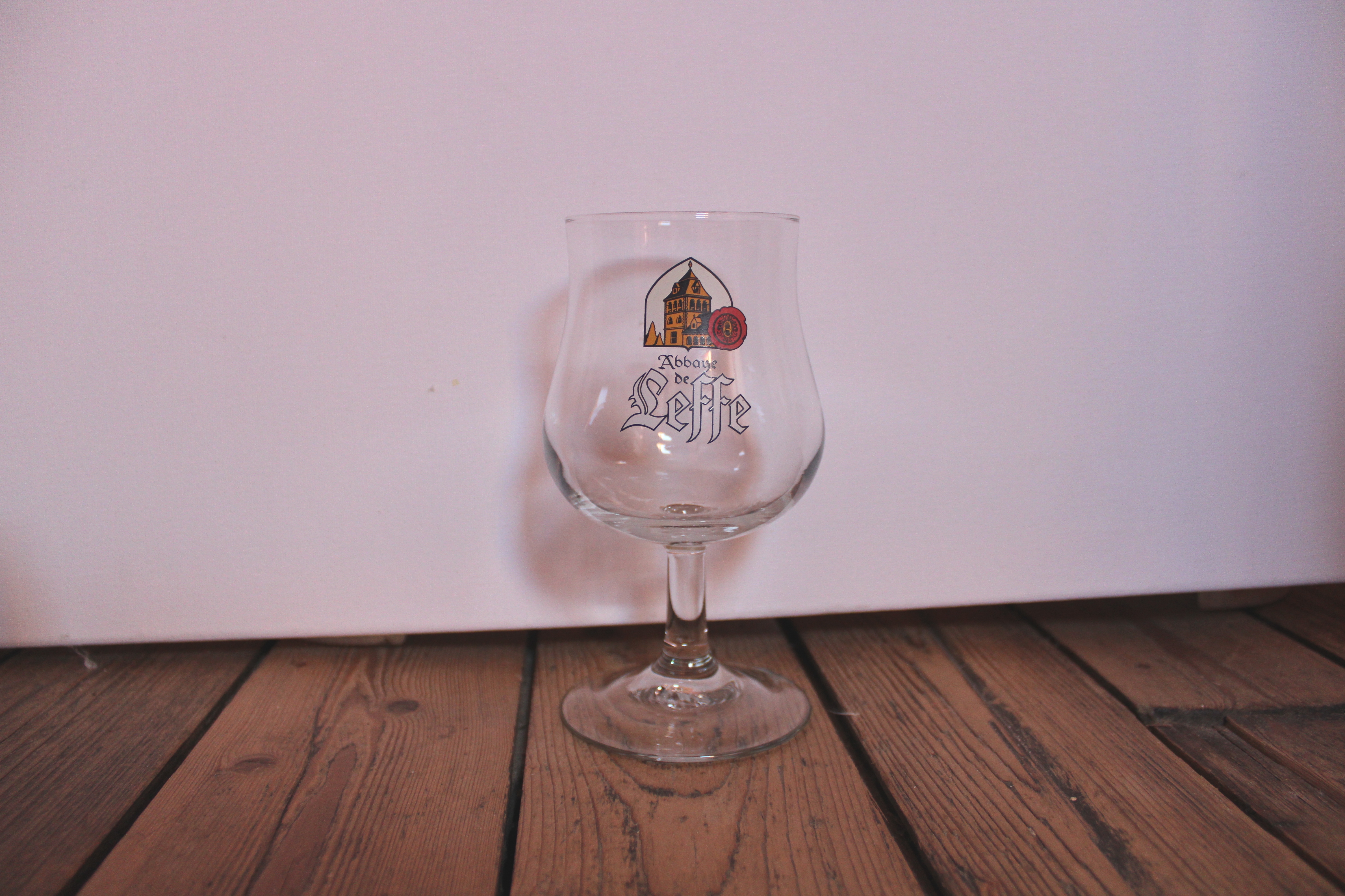 File:Verre à bière Abbaye de Leffe a.jpg - Wikimedia Commons