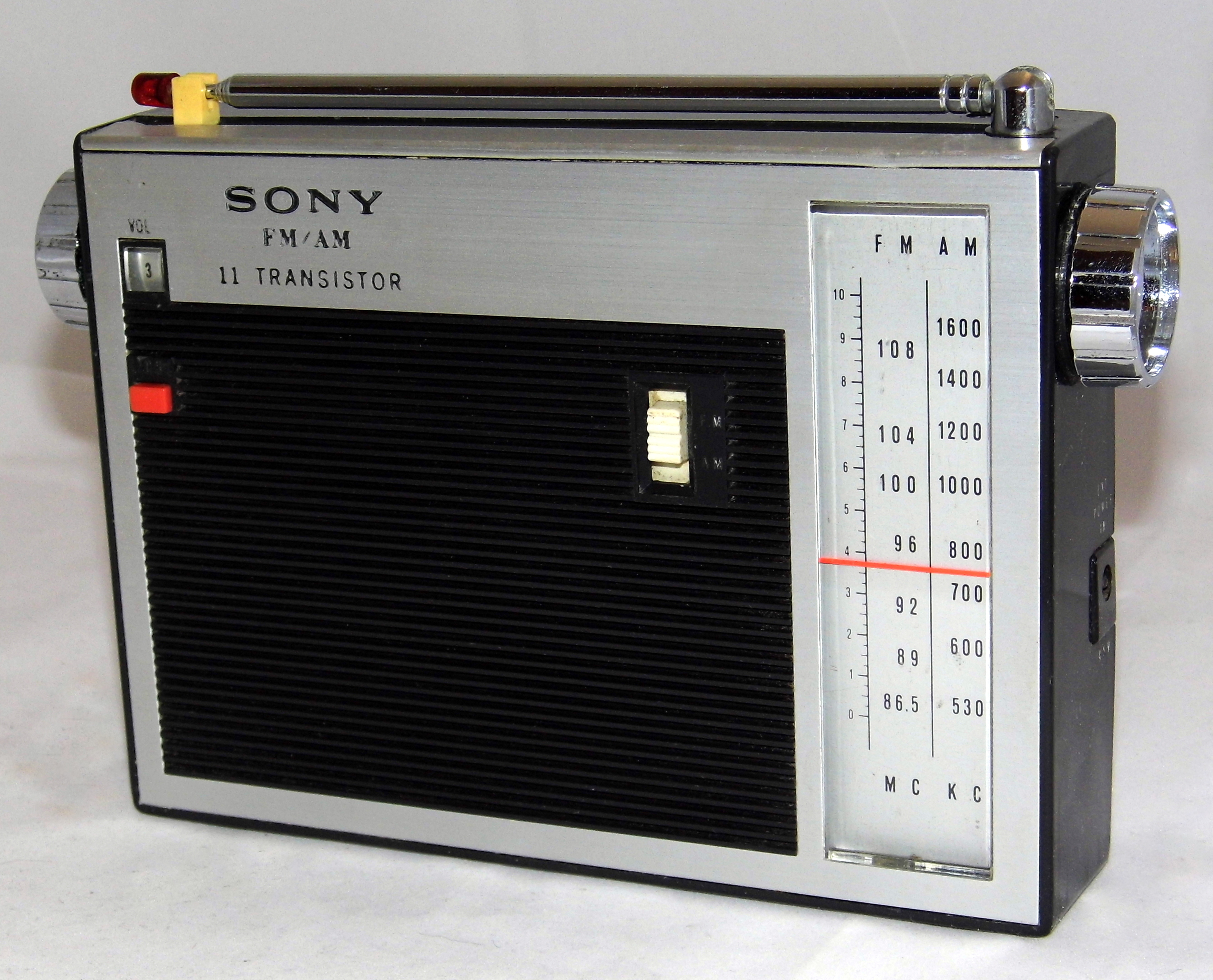 File:Vintage Sony 11 Transistor Radio, Model TFM-110W, AM-FM Bands, Made In  Japan, Circa 1965 (20167123919).jpg - Wikimedia Commons