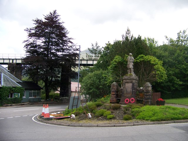 War memorial and railway bridge at Crianlarich - geograph.org.uk - 3065965