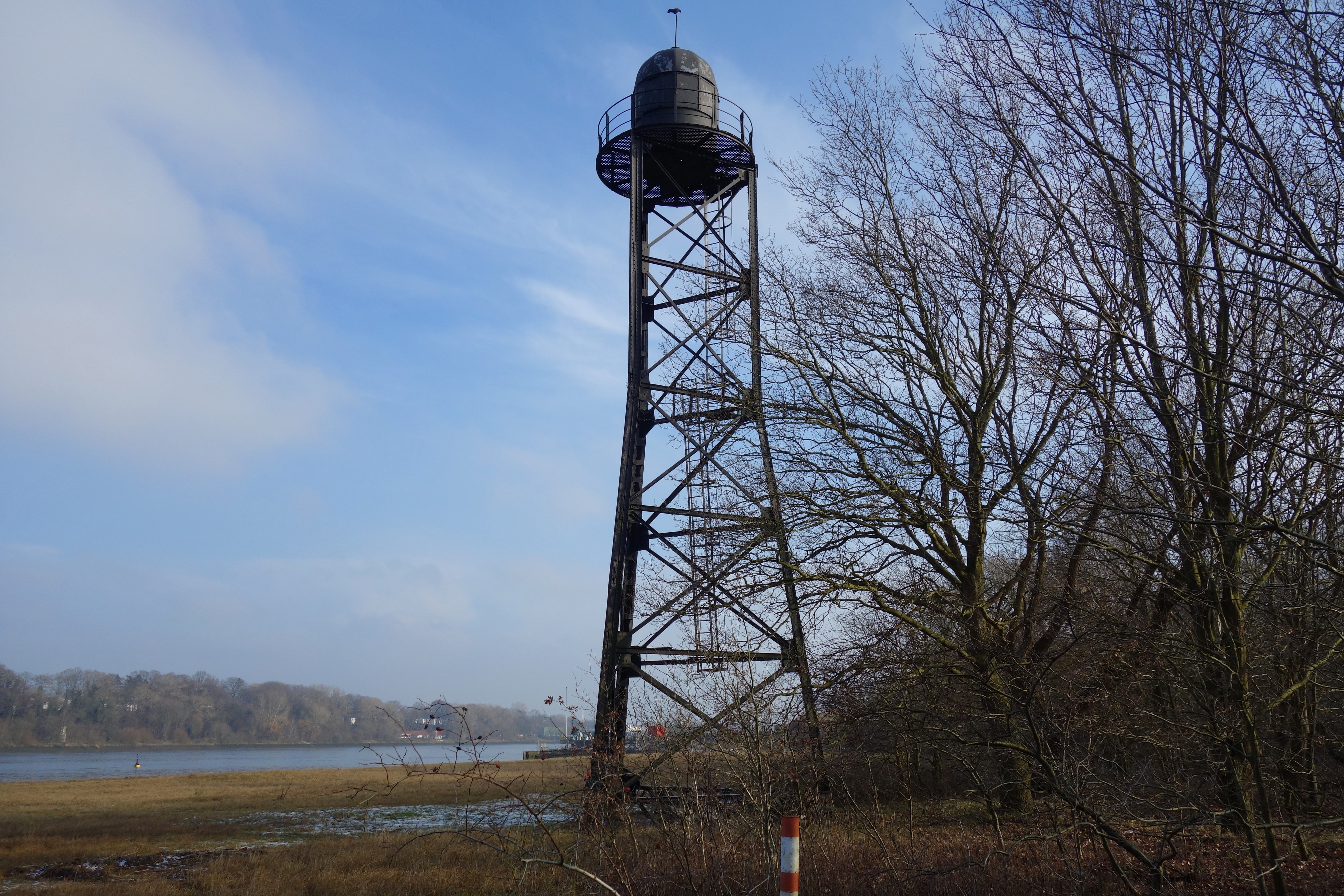 Der Schwarzer Leuchtturm Warfleth im Bundesland Niedersachsen in der Region Nordsee/Unterweser in der Übersicht aller Leuchttürme in Deutschland bei Natura Event.