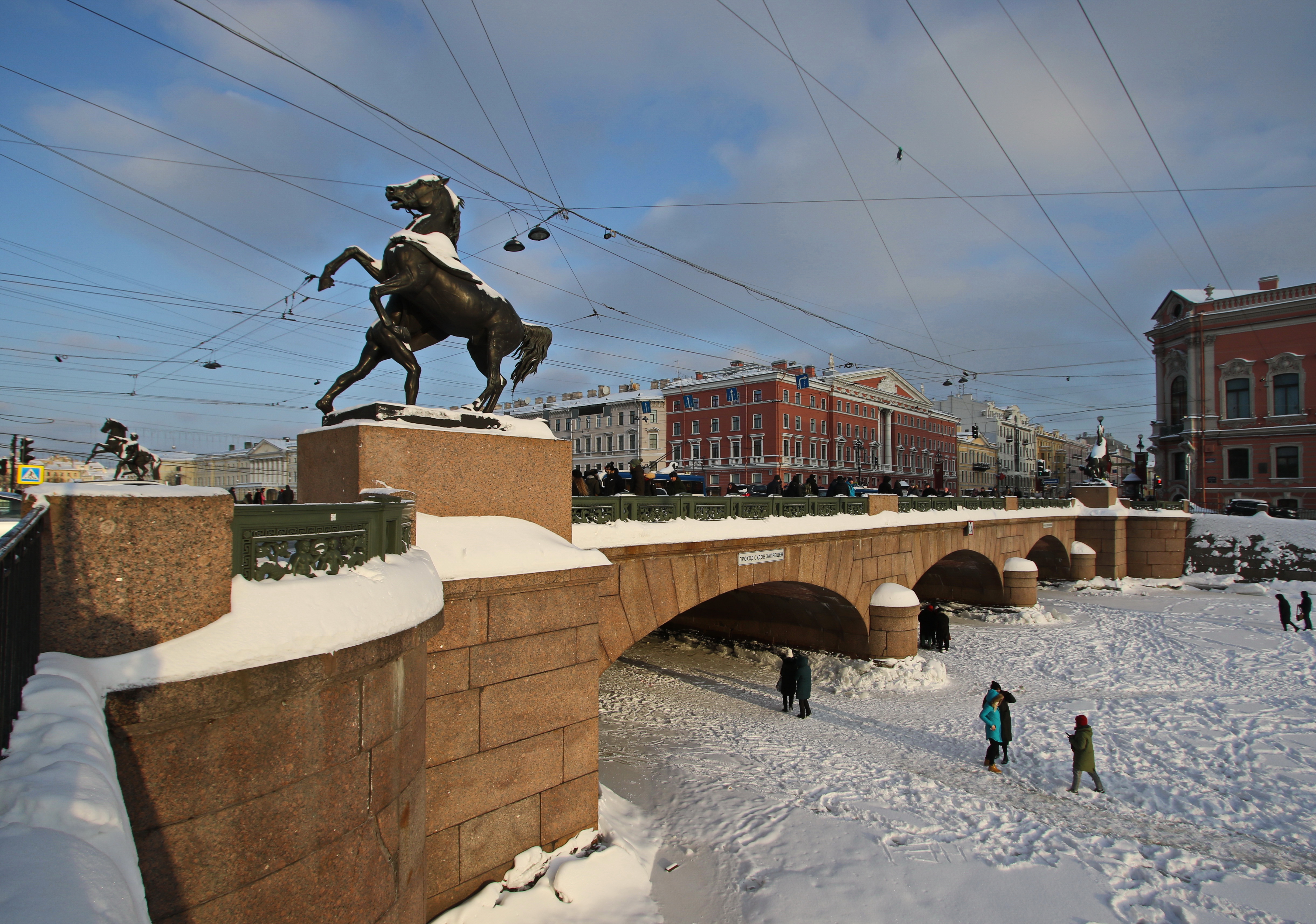 Аничков мост через какую реку. Аничкин мост в Санкт-Петербурге. Аничкин мост в Питере. Мост через Фонтанку на Невском проспекте.