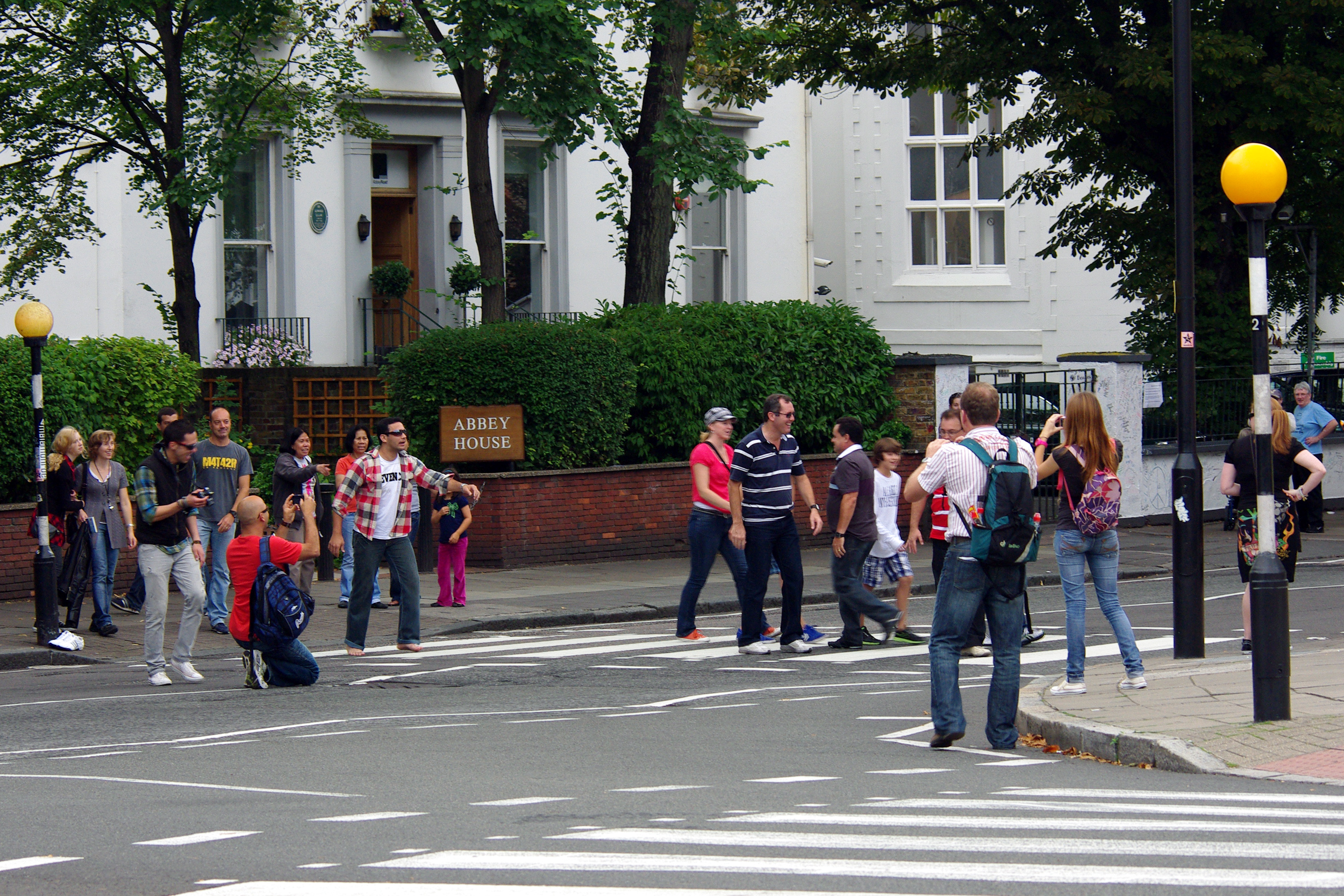 File:Abbey Road Crossing.jpg - Wikimedia Commons