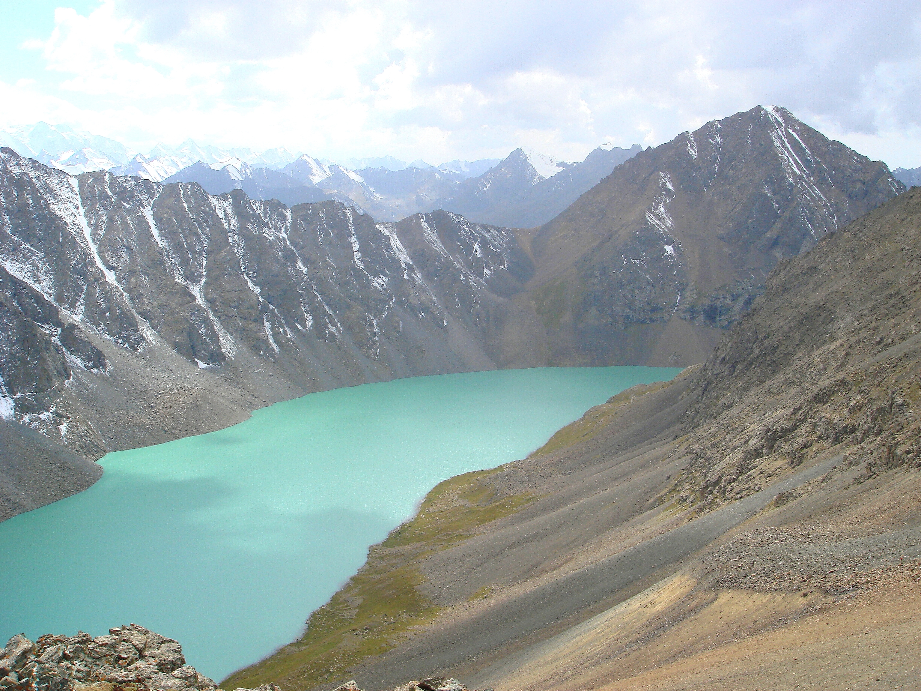 Ала пала. Озеро ала Куль Кыргызстан. Озеро ала Куль Каракол. Алакуль Киргизия. Озеро Каракол Кыргызстан Иссык Куль.