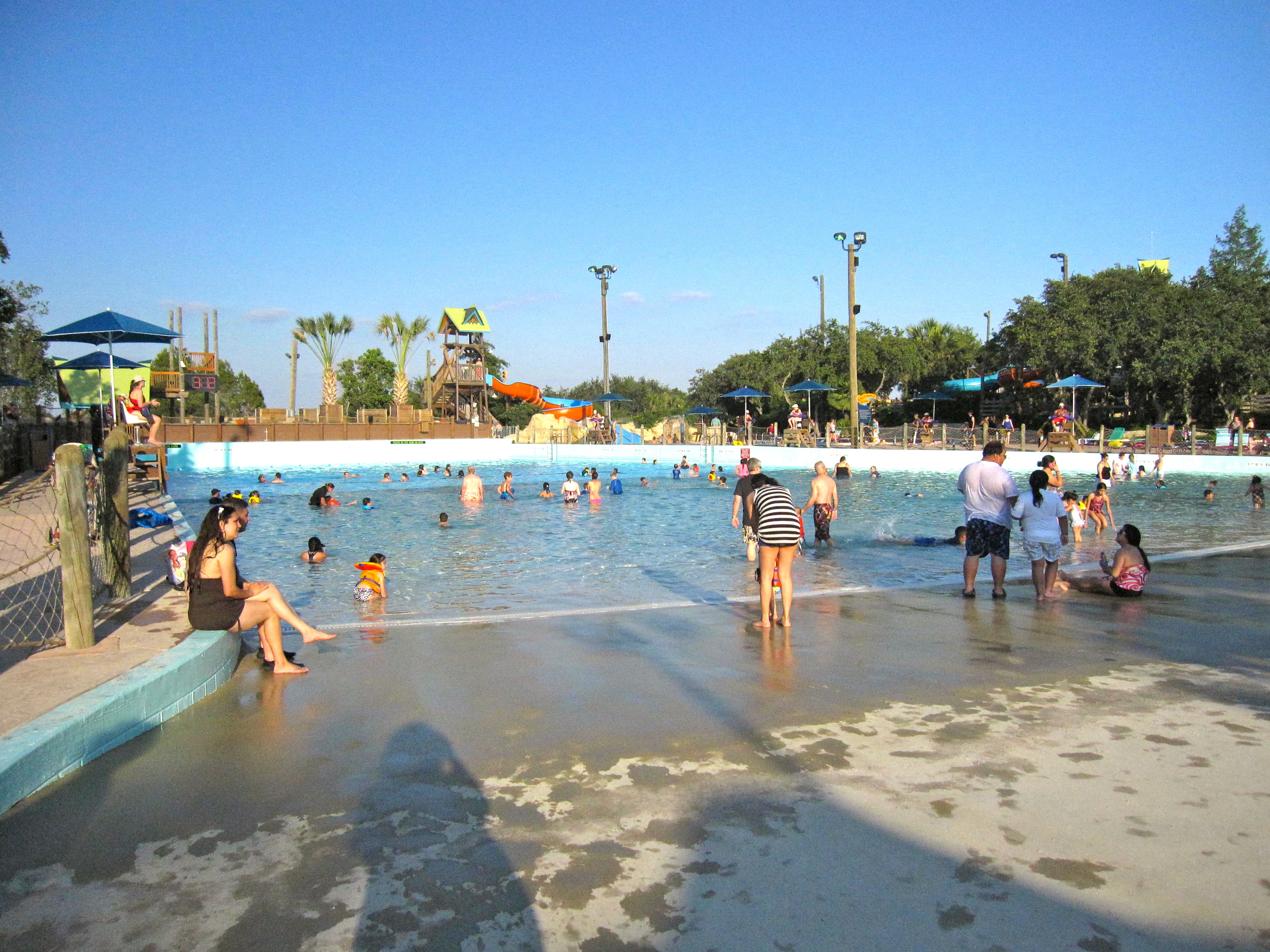 File Aquatica San Antonio Wave Pool Jpg Wikimedia Commons