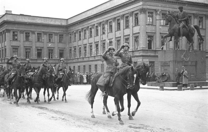 File:Bundesarchiv Bild 101I-001-0251-09, Warschau, Parade deutscher Truppen.jpg