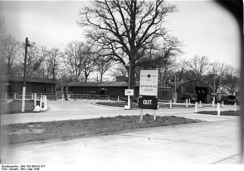 File:Bundesarchiv Bild 183-N0415-377, Berlin, Britische Unterkunft.jpg