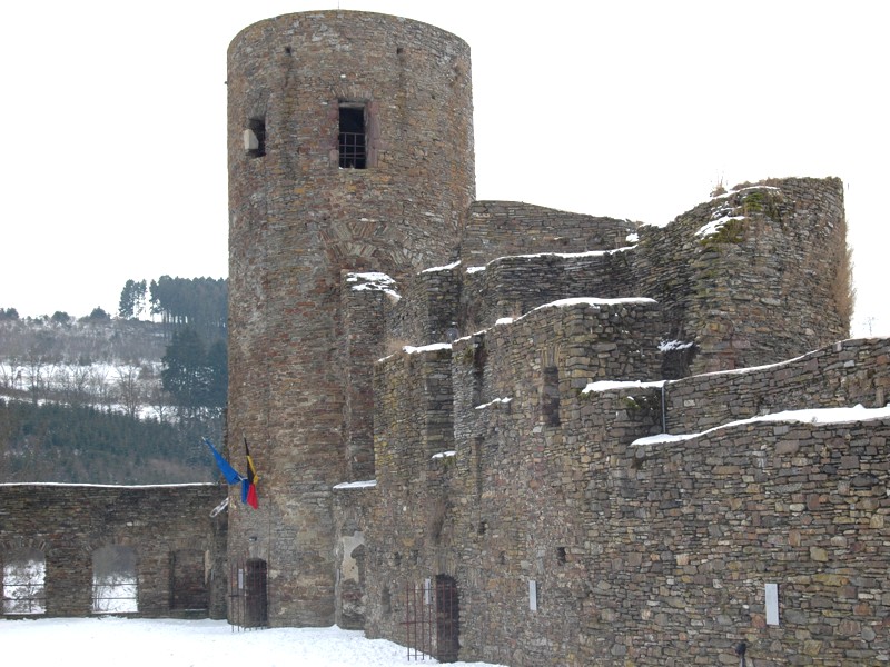 File:Burg Reuland Burghof.jpg