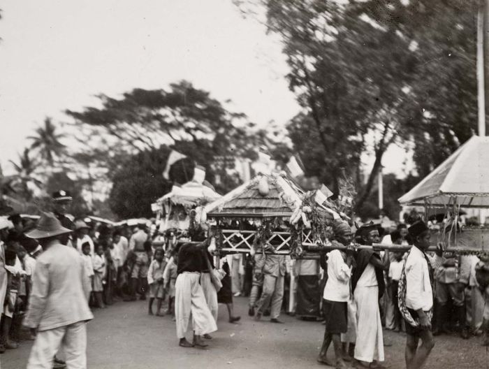 File:COLLECTIE TROPENMUSEUM Optocht tijdens jubileumfeesten in Tasikmalaja TMnr 60016873.jpg