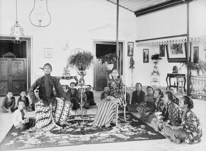 File:COLLECTIE TROPENMUSEUM Prins Poeroebojo majoor van de generale staf en broer van de kroonprins van Yogyakarta met zijn echtgenote en bedienden Java TMnr 60040201.jpg