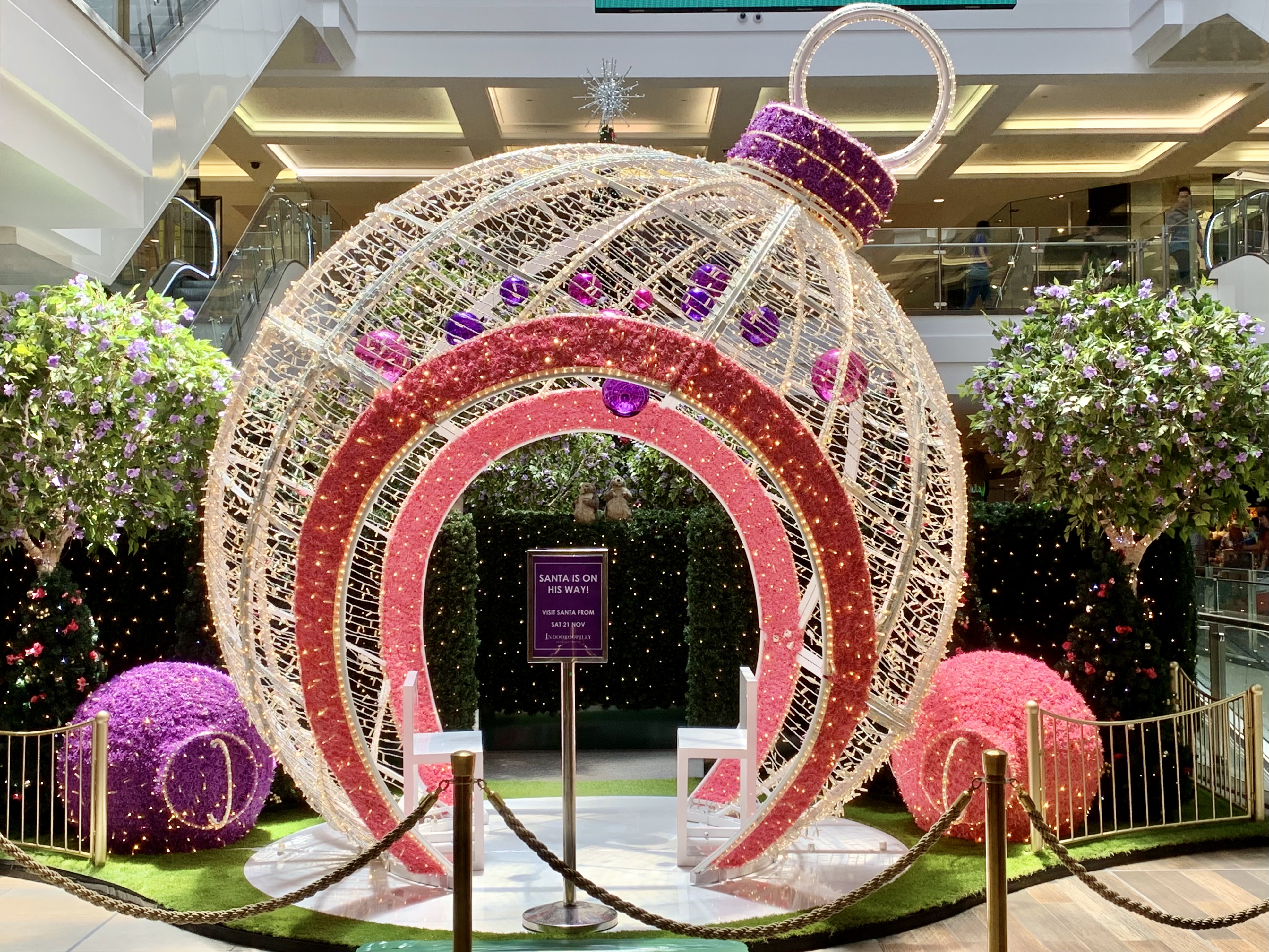 File:Christmas decorations at the Indooroopilly Shopping Centre ...