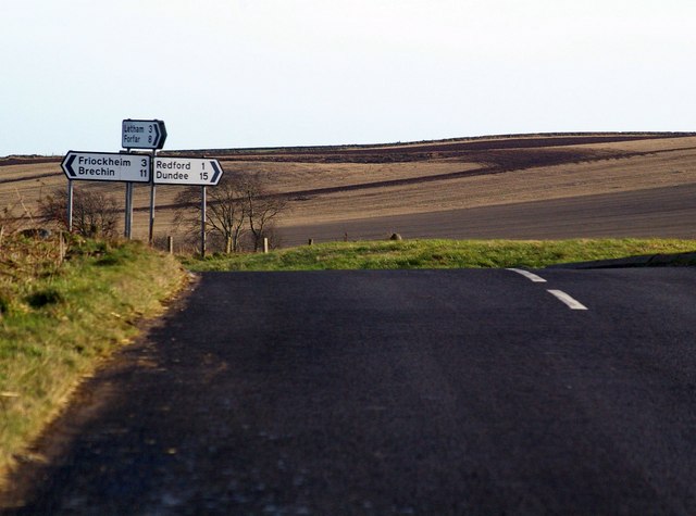 File:Cononsyth Crossroads, Angus - geograph.org.uk - 669638.jpg