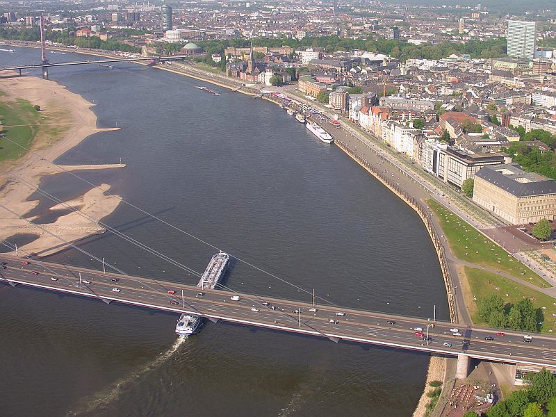 File:Düsseldorf, Rhein und historisches Stadtzentrum, Vogelperspektive, 2007.jpg