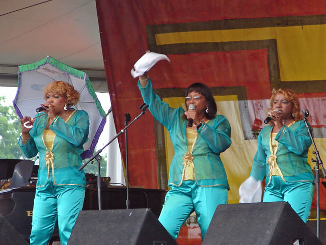 The Dixie Cups at [[New Orleans Jazz & Heritage Festival|the New Orleans Jazz Fest]] in 2006. Left to right: Rosa Lee Hawkins, Athelgra Neville and Barbara Ann Hawkins.