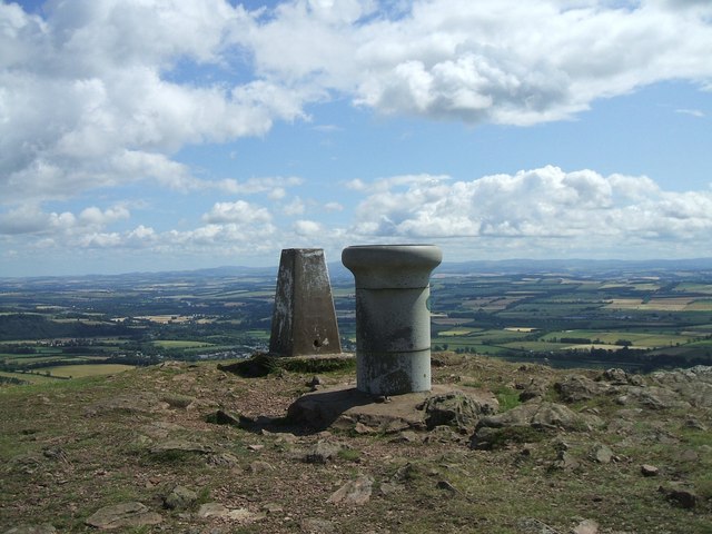 File:Eildon Mid Hill - geograph.org.uk - 1407919.jpg