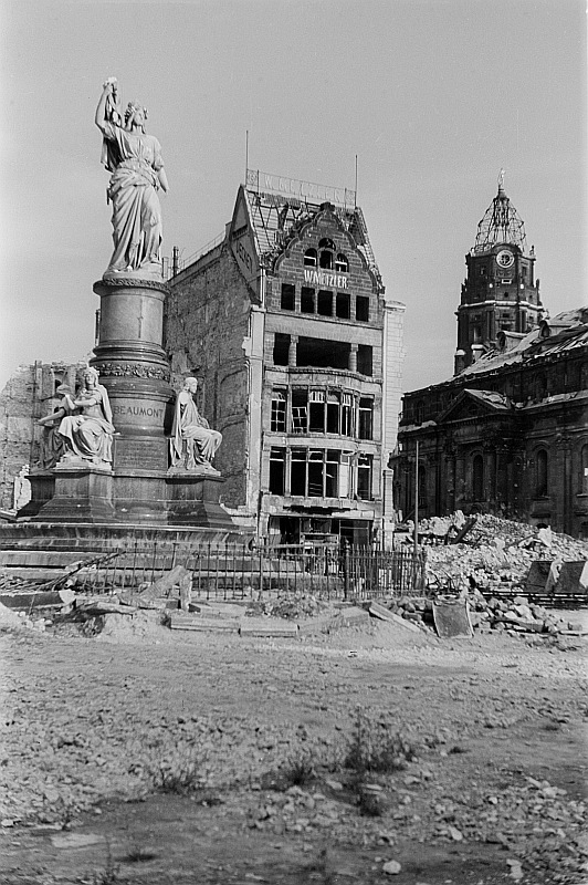 Ansicht mit Siegesdenkmal, Kreuzkirche und Rathausturm nach dem 17. September 1945