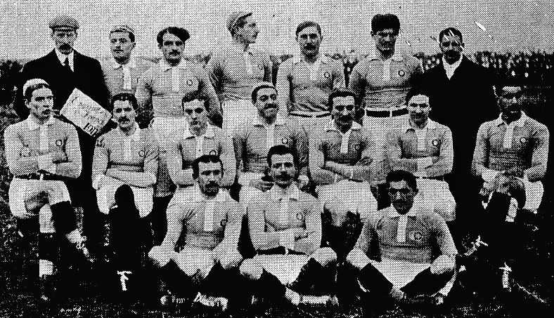 Збірна Франції під час матчу Англія — Франція (28 січня 1911). Бурген посередині, третій зліва.
