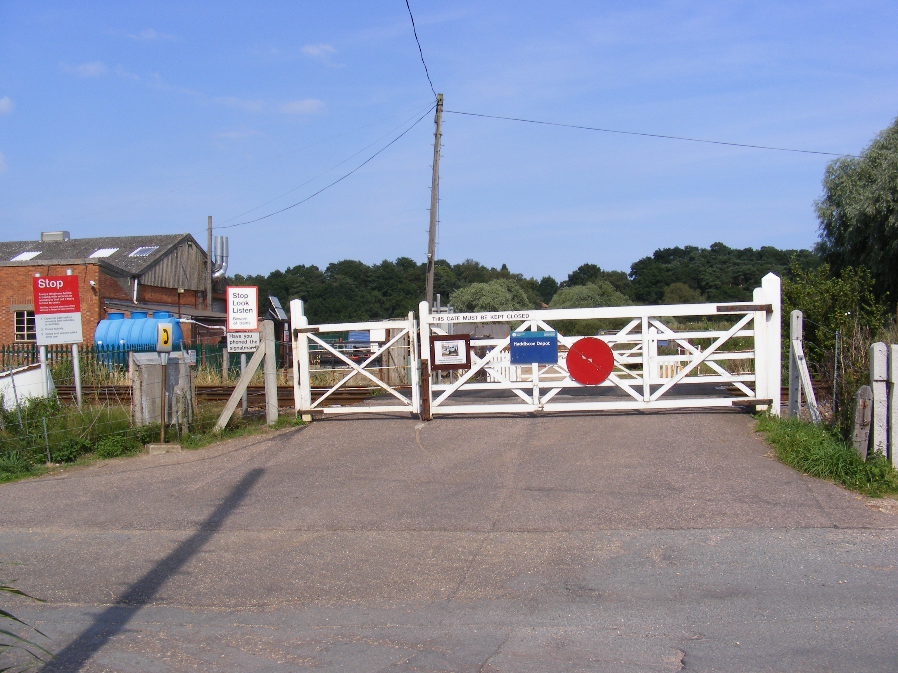 File Haddiscoe Depot Level Crossing Geograph Org Uk Jpg Wikimedia Commons