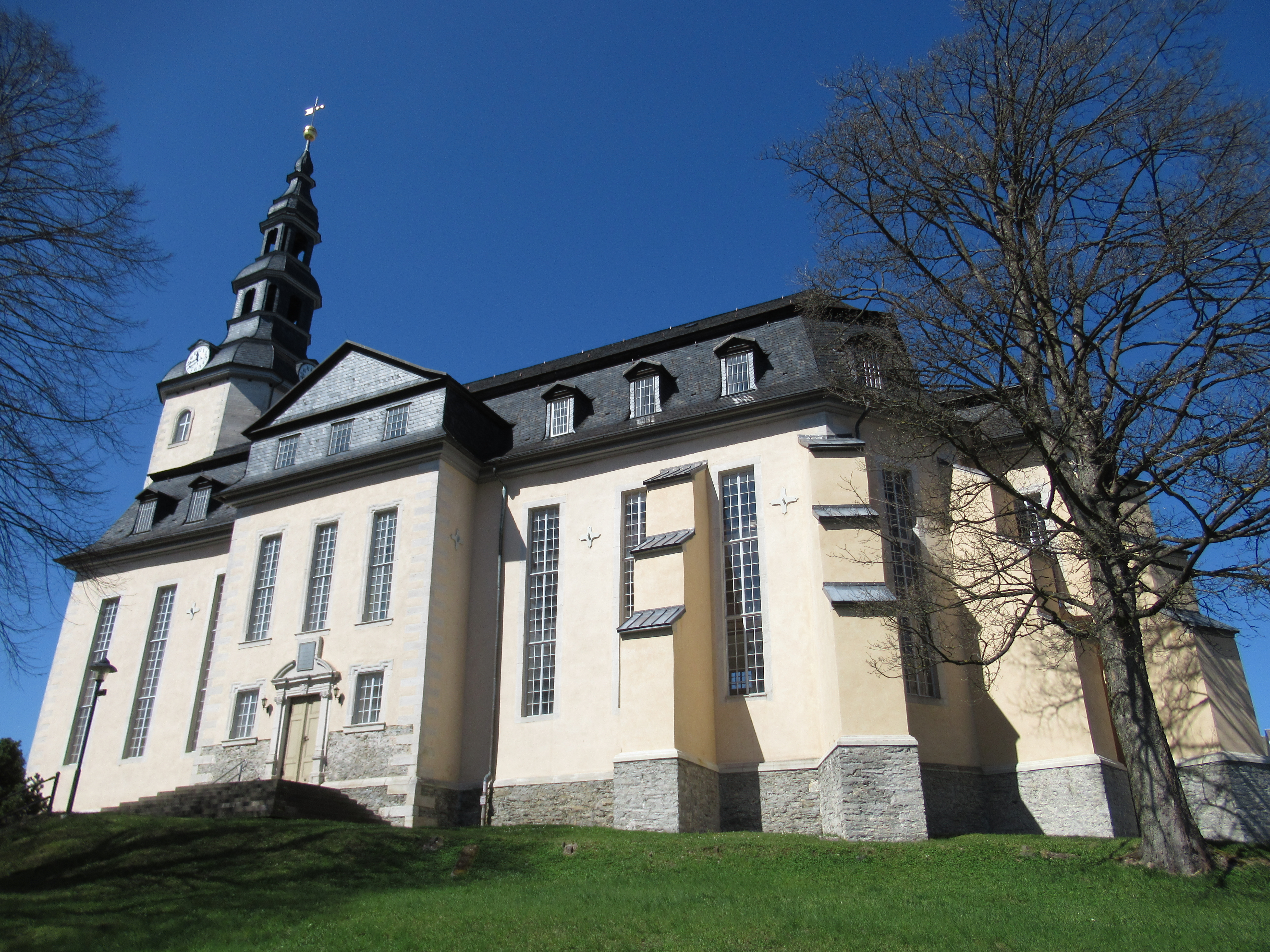 https://upload.wikimedia.org/wikipedia/commons/c/c8/Hoffnungskirche_%28Oberwei%C3%9Fbach%29.jpg