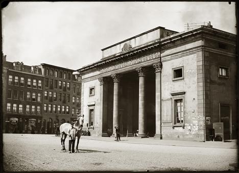 File:Jacob Olie Haarlemmerplein Amsterdam 8 mei 1896.jpeg