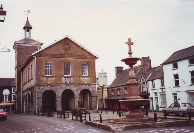 File:Llandovery Market Hall and Fountain. - geograph.org.uk - 1502379.jpg