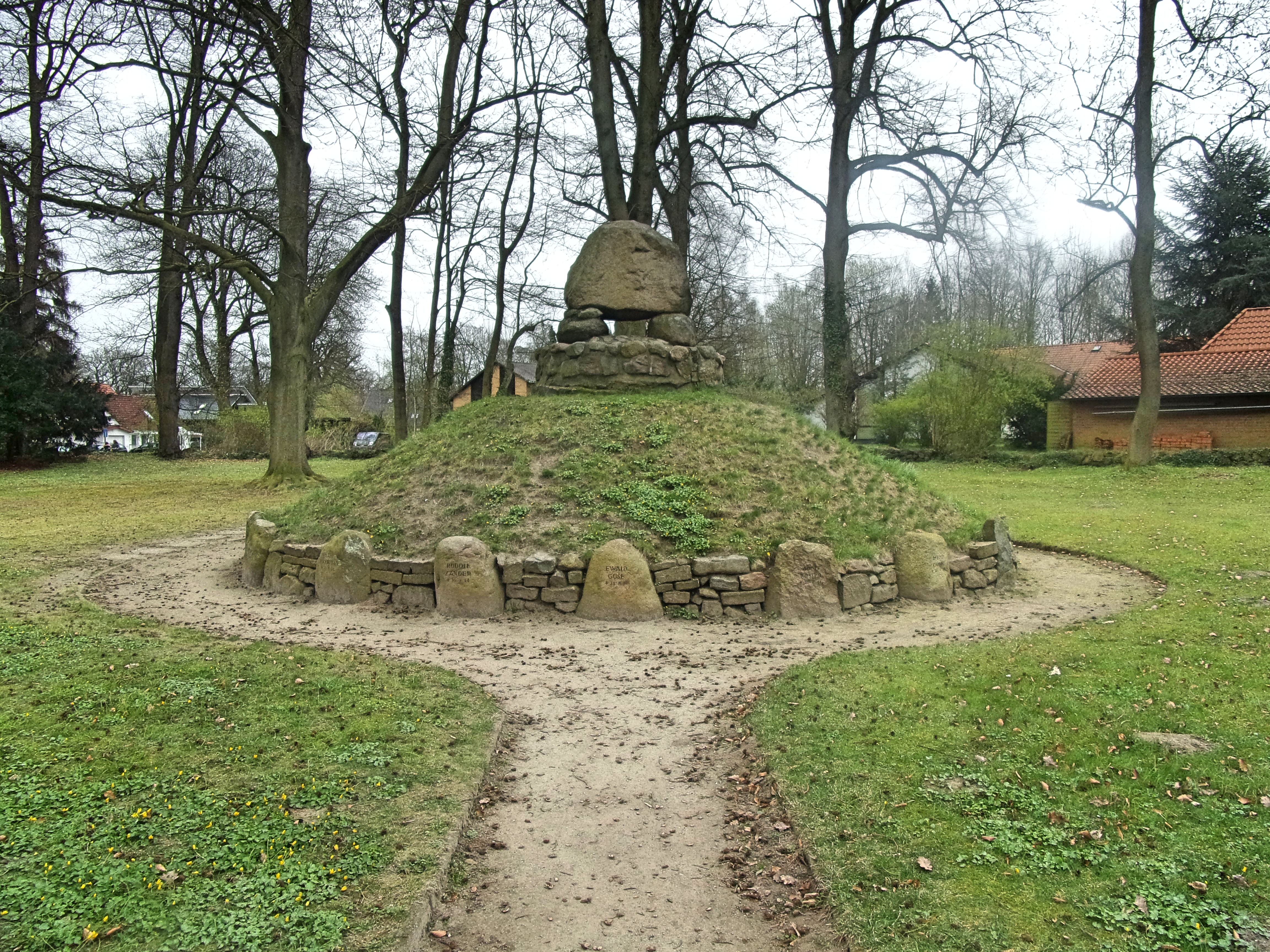 File Mahnmal Beider Kriege Auf Dem Bergstedter Friedhof 1 Jpg