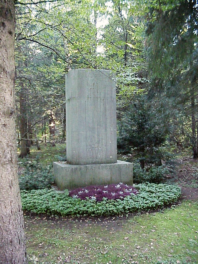 Sépulture au [[Waldfriedhof de Munich