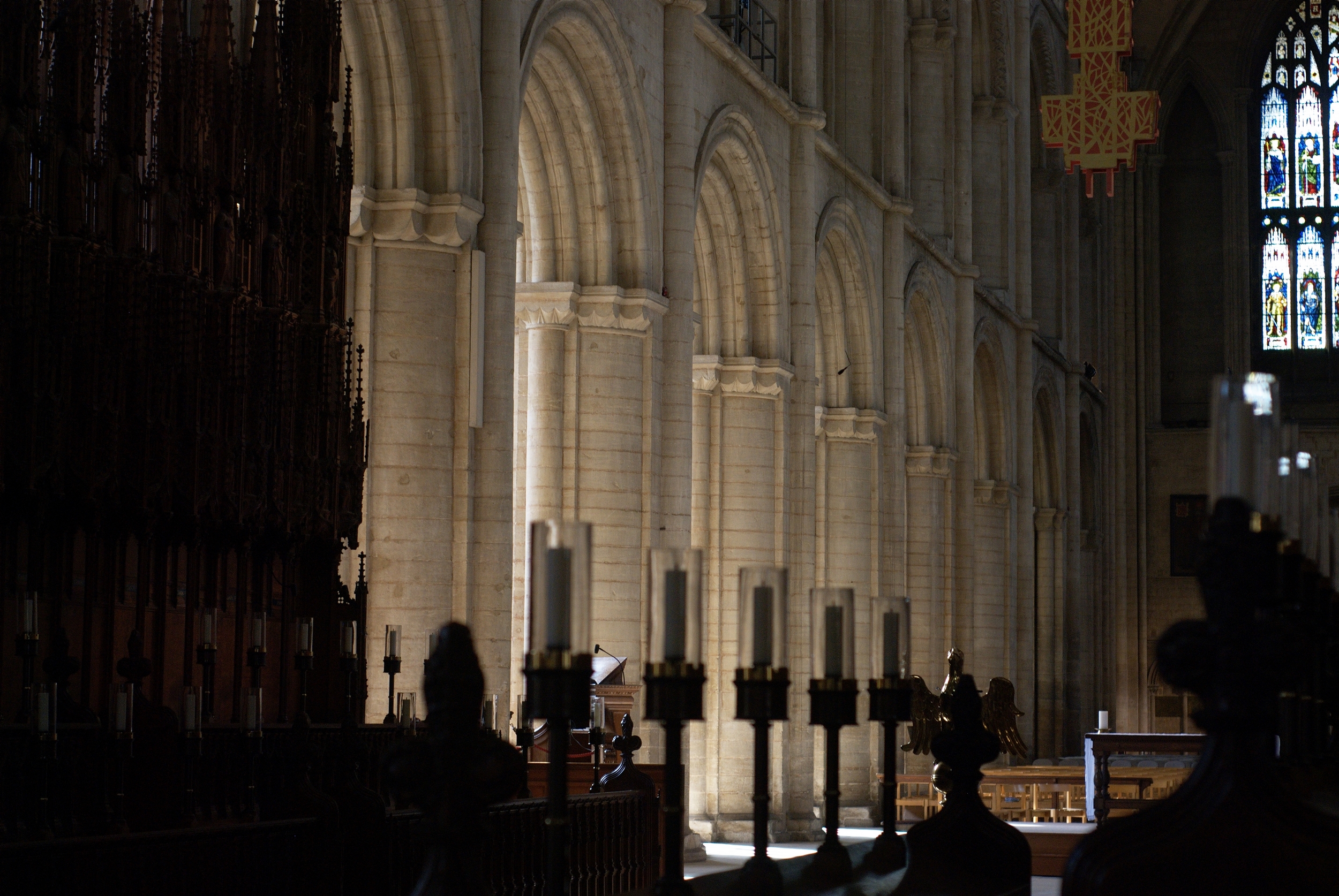 Peterborough is a cathedral city in england. Трансепты собор в Питерборо. Peterborough Cathedral nave. Боковой Неф хора собора в Питерборо. Соборе Питерборо Мария Стюарт.