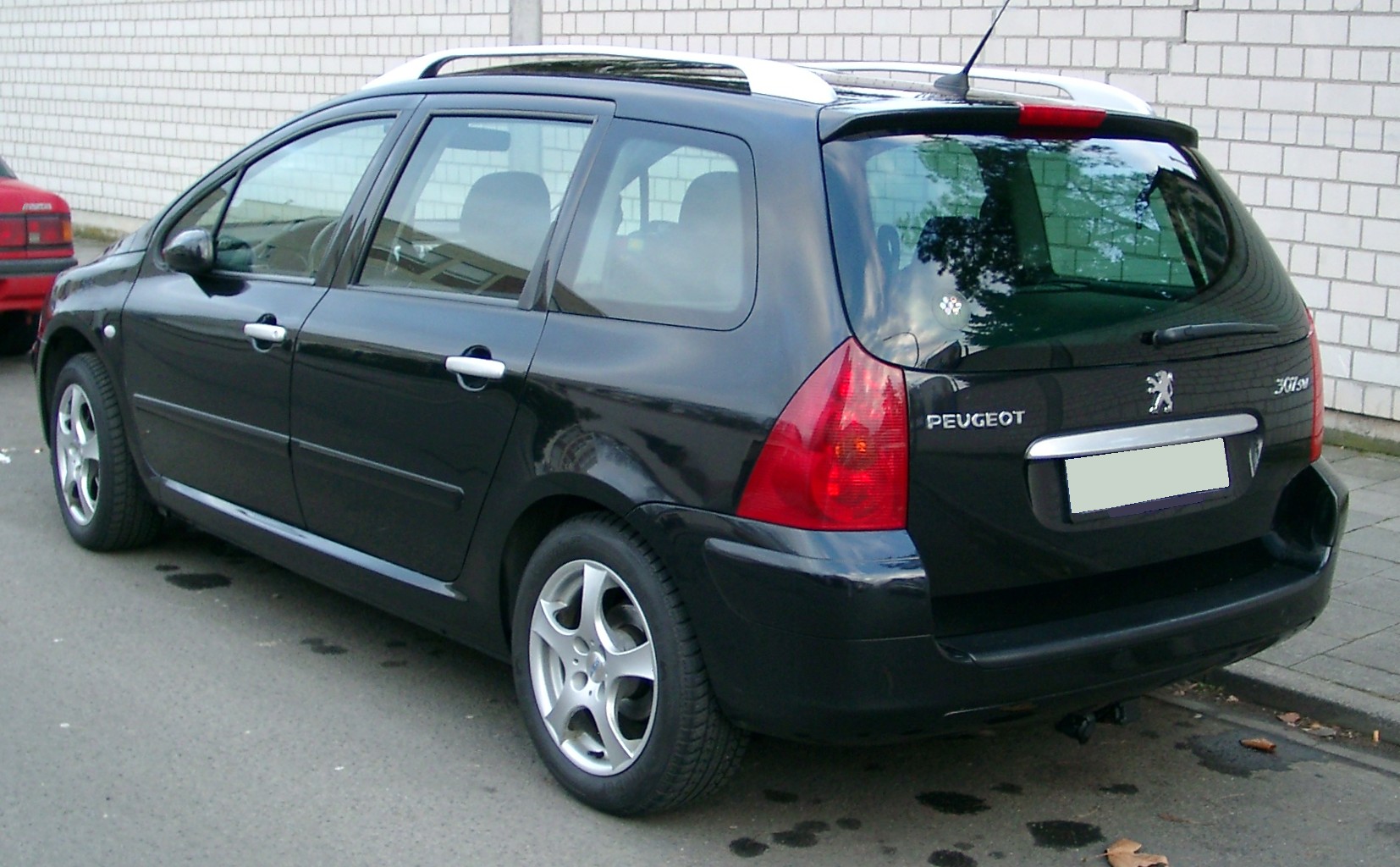 Car, Peugeot 307 SW hatchback, Lower middle-sized class, model year 2002-,  black, view into boot, technique/accessory, accessori Stock Photo - Alamy