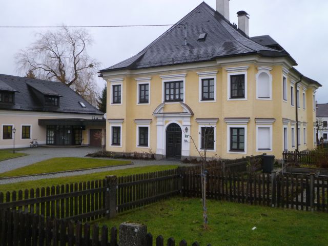 File:Schloss Eberschwang mit Pfarrbibliothek.jpg