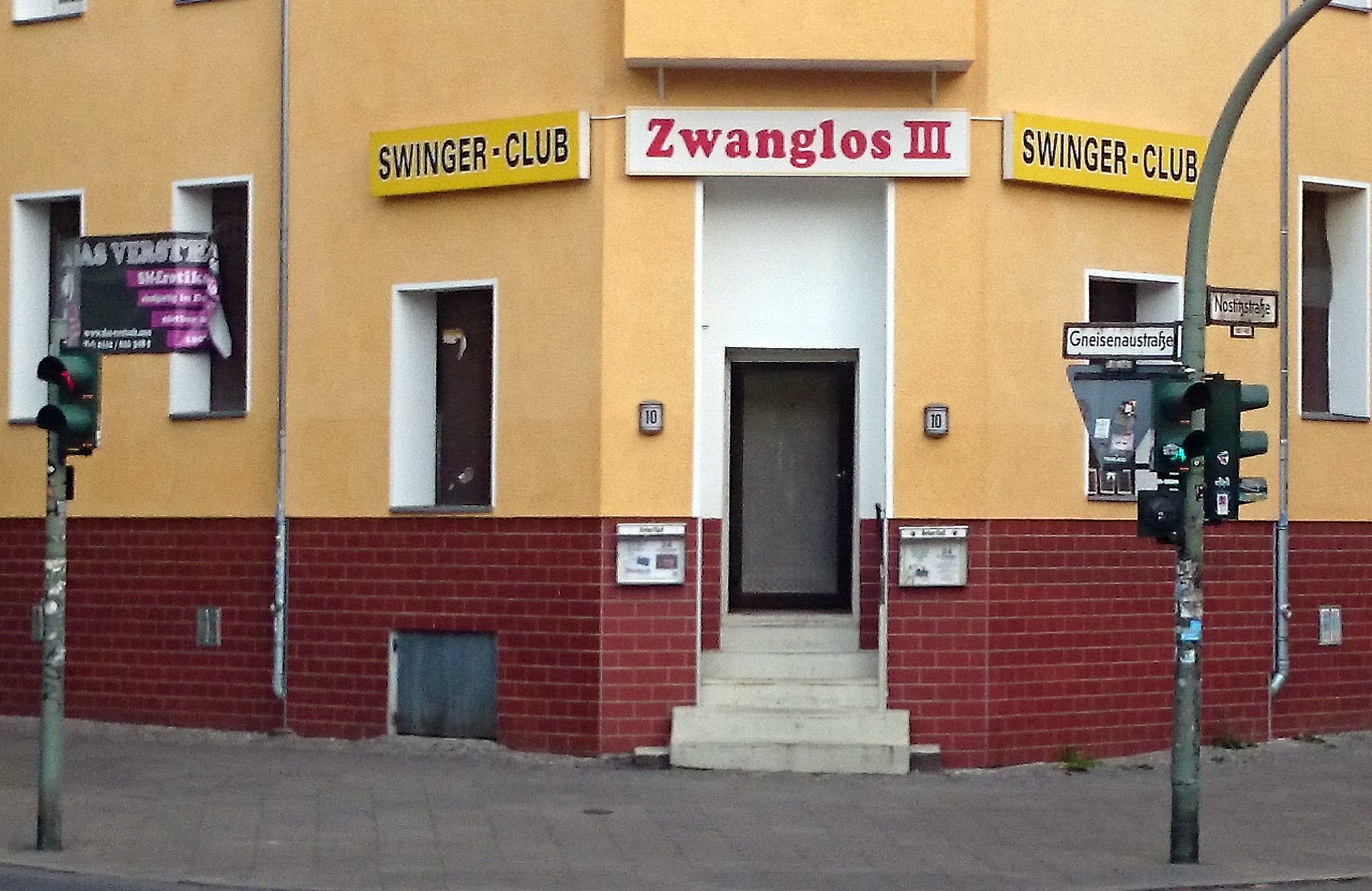 File:Swingerclub Zwangslos III in Kreuzberg, Gneisenaustraße Ecke  Nostitzstraße (2015).jpg - Wikimedia Commons