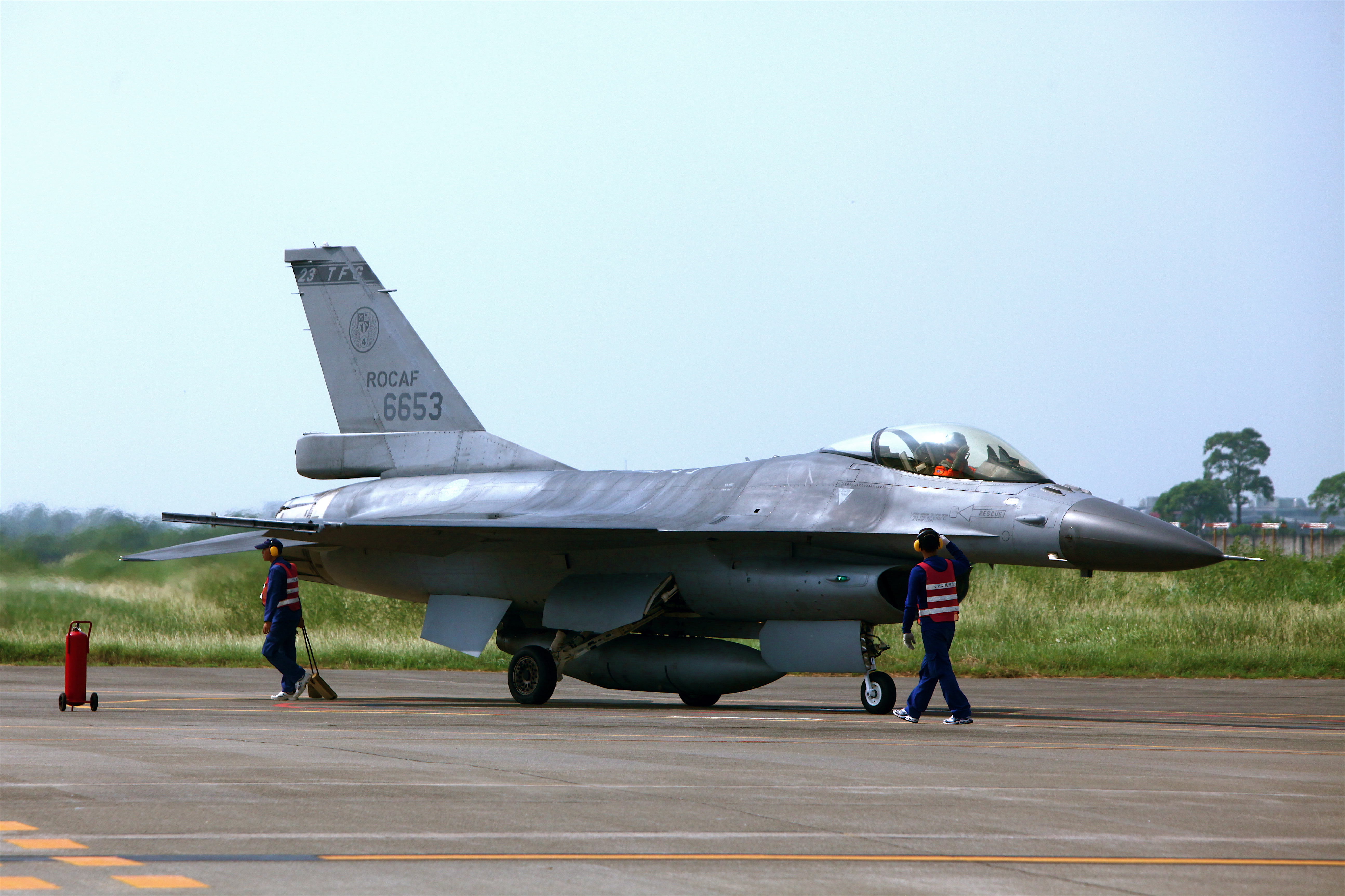 Ввс тайваня. F-16 Тайваня. F-16v ВВС Тайваня. F-16 ВВС Тайваня jetpfothos. Истребители ВВС Тайваня.