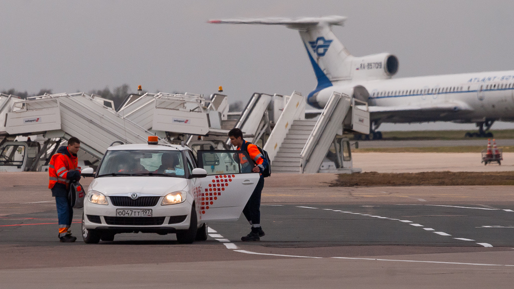 Машины в аэропорту. UTG Aviation Внуково. Аэропорт Домодедово перрон. Перрон Шереметьево.