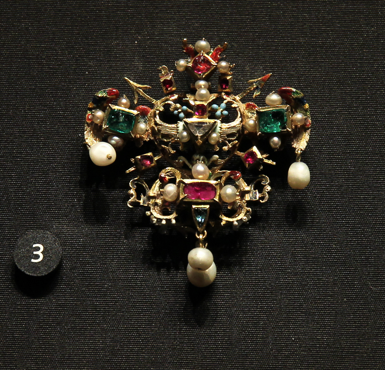 File:Victoria and Albert Museum Jewellery 11042019 Chain Gold